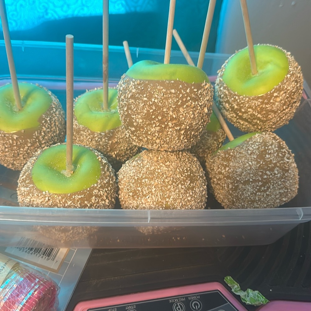 8 faux caramel apples